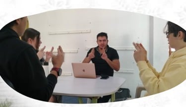 Esto es una clase de lenguaje de señas.