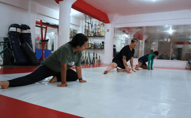 Jovenes entrenando gimnasia en la narvarte