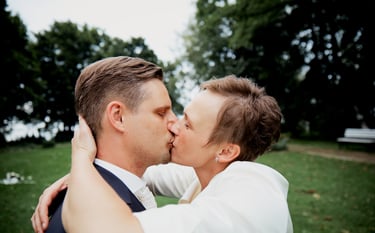 Kobieta i mężczyzna całują się w parku