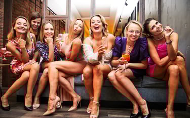 Grupa silnych kobiet siedzących na kanapie.