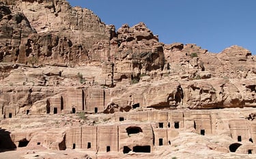 Πέτρα, οδός των Προσόψεων με τους τάφους, https://en.wikipedia.org/wiki/Petraυς. By Bernard Gagnon 