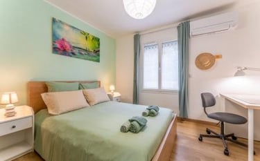The Zen room, with garden view, at the Le Jardin des Rocailles guesthouse in Villeneuve-lès-Avignon