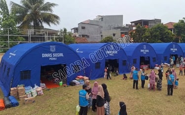 Tenda penampungan darurat berwarna biru milik Dinas Sosial untuk bantuan kemanusiaan di lapangan.