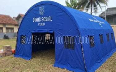 Tenda bantuan darurat berwarna biru berukuran besar milik Dinas Sosial, dengan atap melengkung.