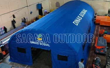 Sebuah tenda bantuan darurat Dinas Sosial berwarna biru berukuran besar buatan Sagara Outdoor.