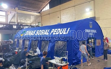 Pembuatan tenda bantuan darurat berukuran besar berwarna biru untuk Dinas Sosial Peduli di pabrik.