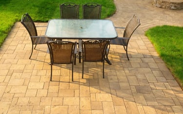 Terrasse en pavés avec ensemble de dîner extérieur par M2 Paysage