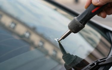Technicien expert répare un éclat sur pare-brise automobile au Mottier