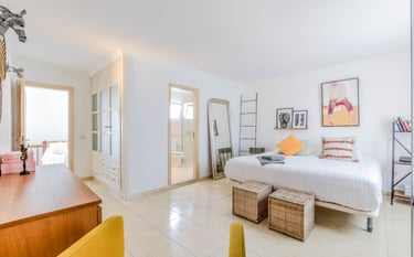 King Size Bedroom with bathroom