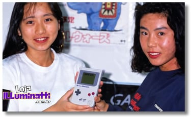 2 jovens mostrando o Game Boy
