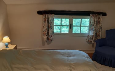 Chambre à coucher avec vue extérieur du gîte la Petite Corse à Rosis dans le Haut-Languedoc