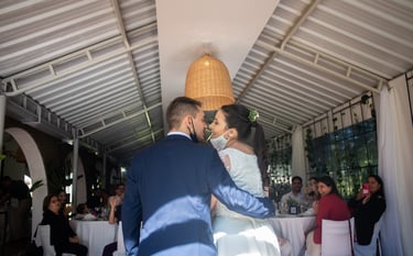 los novios a la entrada del salón