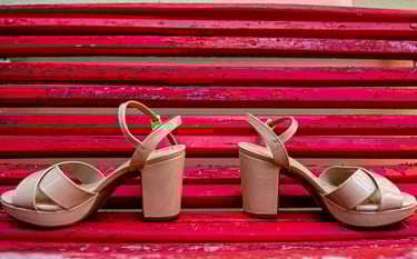 zapatos de la novia sobre un banco rojo fotografos de casamientos
