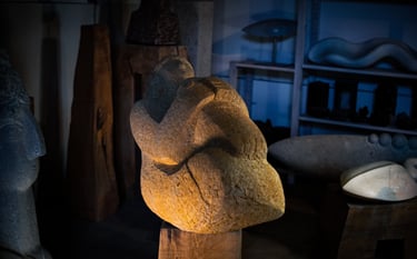 Frauenskulptur aus Stein, liegend, mit angezogenen Knien