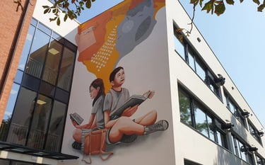Szkoła Podstawowa nr 2 w Markach – mural na elewacji budynku