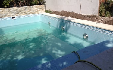 Soluciones definitivas para grietas y filtraciones en piletas de hormigón. Trabajamos con materiales