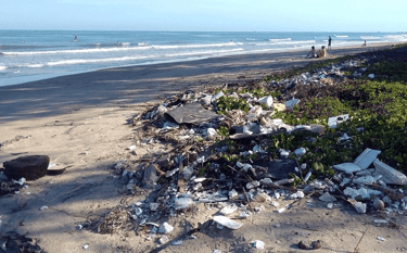 uma praia cheia de lixo