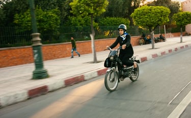 Marrakech es una ciudad moderna que está en expansión y crecimiento y prueba de ello es esta imagen de una mujer en moto