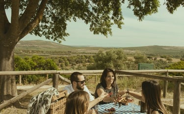Un grupo de amigos disfrutan de un perfecto picnic en un paraje natural