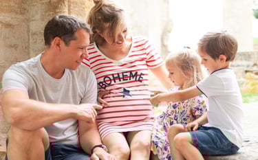 Portrait de grossesse lifestyle en famille en beaujolais