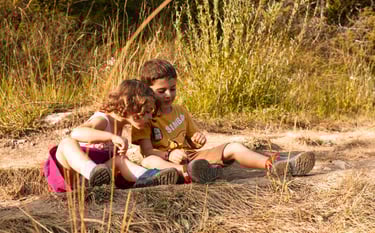 Moment d'échange entre un frère et sa soeur en beaujolais