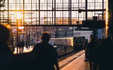 https://unsplash.com/es/fotos/un-tren-que-viaja-por-las-vias-del-tren-junto-a-una-estacion-de-tren-8