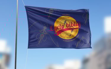 Logo Projet Cyclobiblio sur un drapeau 
