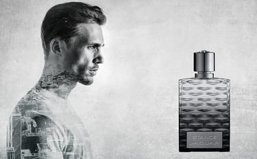 homme de profil avec flacon de parfum