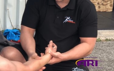 Thérapeute ART effectuant un traitement lors d'une compétition de Crossfit à Sainte-Julie.