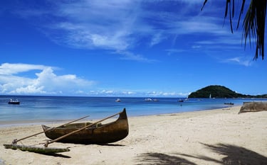 piroga tipica in spiaggia