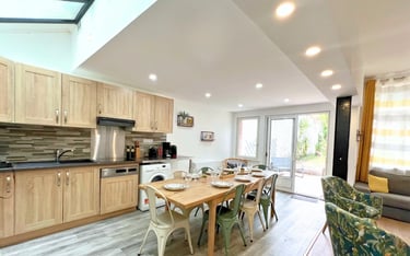 Cuisine ouverte et table 6 pers, hébergement professionnel pour équipes en déplacement