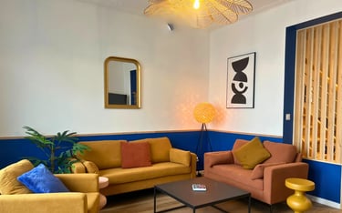 Salon coloré avec canapés, hébergement professionnel à Dunkerque