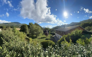 Vue extérieure des gites de l'Avance et de leurs jardins.