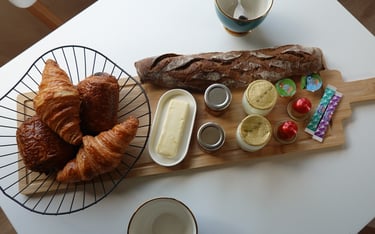 Petit déjeuner classique avec viennoiseries et produit laitier
