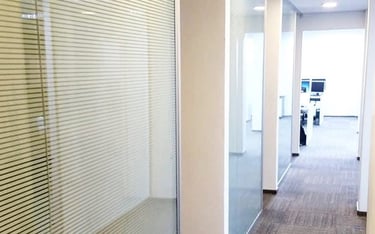 divisórias de vidro para salas comerciais