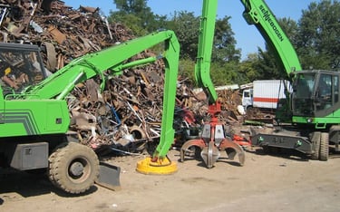 Une excavatrice verte avec une grue dessus