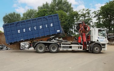 Un camion à avec une benne à ordures en déchargement