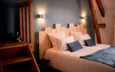 Lit principal de la chambre mésange de la Ferme du Veyre