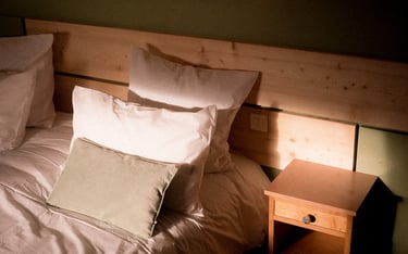 Lit principal de la chambre Pinson de la Ferme du Veyre