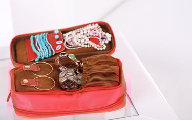 use-a-jewelry-pouch-when-traveling