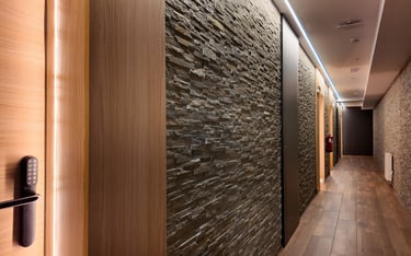 Pasillo de acceso a las habitaciones del Hotel Focus en el Pas de la Casa, Andorra. En los Pirineos