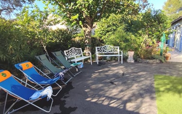 Espace détente ombragé au bord de la piscine