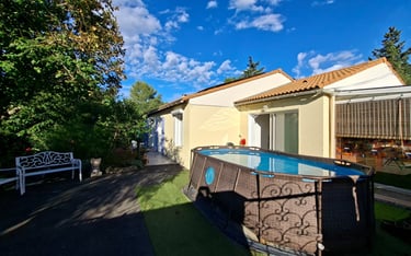 Vue sur la maison et l'espace piscine
