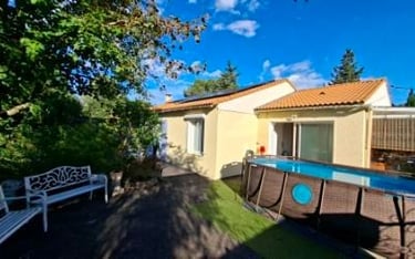 piscine du gîte Le Jardin des Rocailles à Villeneuve-lès-Avignon