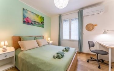 La chambre zen, vue jardin, du gîte Le Jardin des Rocailles à Villeneuve-lès-Avignon