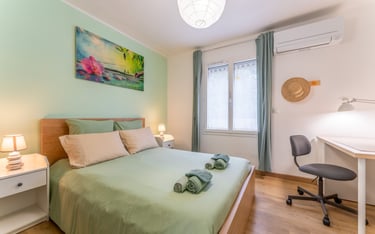 La chambre 1 au nord, avec vue sur le jardin, et bureau.