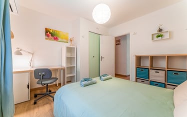 La chambre 1 au nord, avec vue sur le jardin, et bureau.