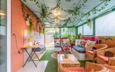 La véranda aménagée en jardin intérieur, espace de détente en toutes saisons.