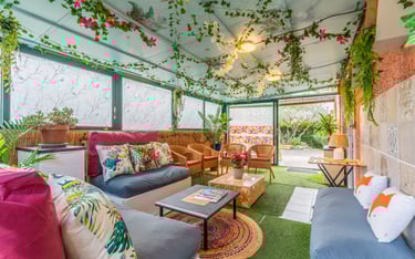 La véranda aménagée en jardin intérieur, espace de détente en toutes saisons.