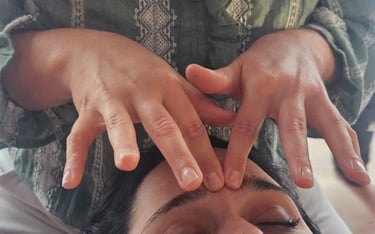 Pratique d'un soin énergétique en réflexologie faciale-crânienne